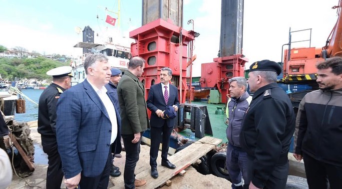 Kıyıköy Limanı'nın girişinde oluşan kum topuğu temizleniyor