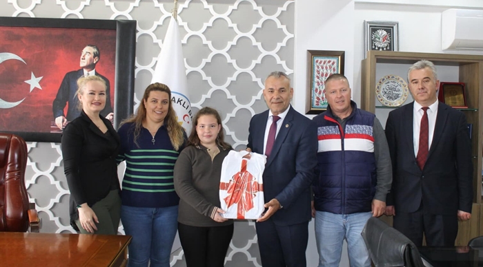 Başarılarının mutluluğunu Başkan Koşdemir ile paylaştılar