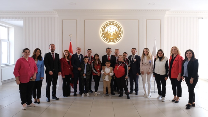 Engel tanımayan sporculardan Vali Ekici’ye anlamlı ziyaret