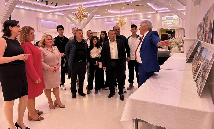 Deprem bölgesinde çektiği fotoğraflardan sergi yaptı