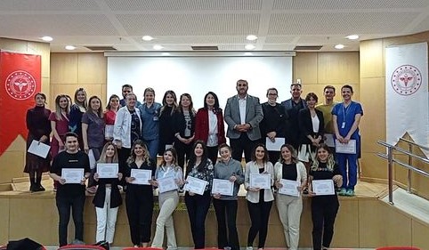 Eğitime katılan yoğun bakım hemşirelerine sertifikaları verildi