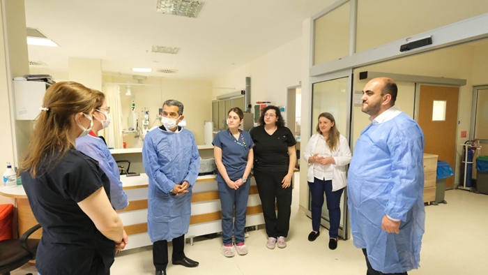 Hastanede görevli hemşirelerin gününü kutladı