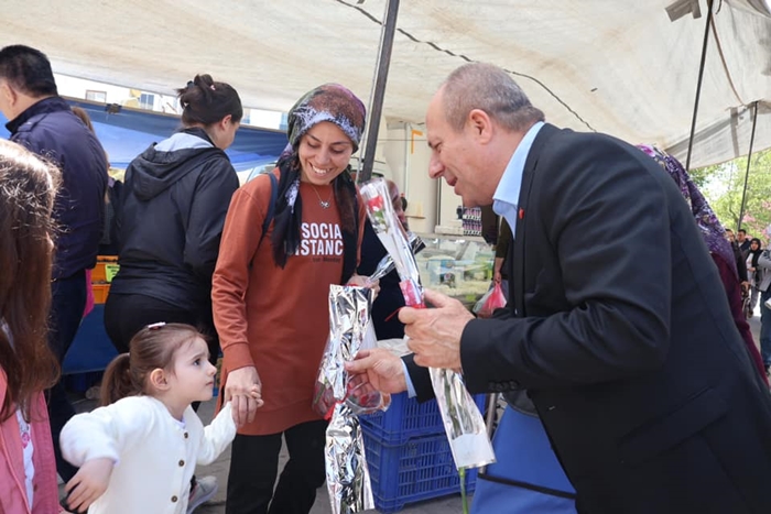 Büyükkarıştıranlı annelere karanfil dağıttı