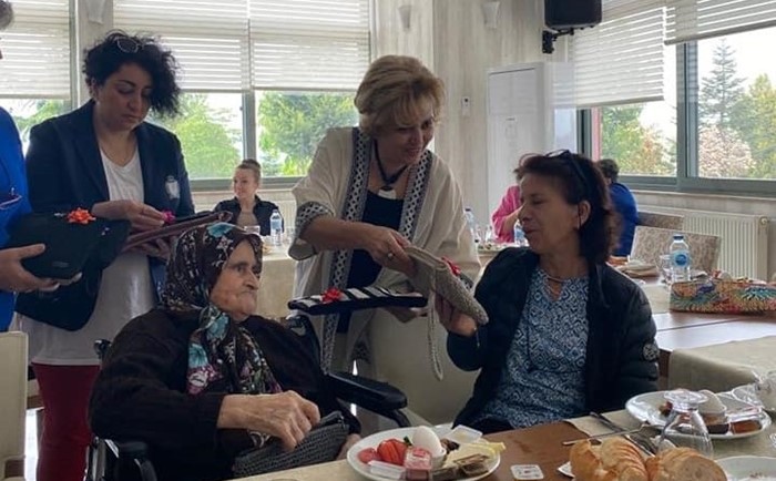 Huzurevindeki vatandaşlar kahvaltıda buluştu