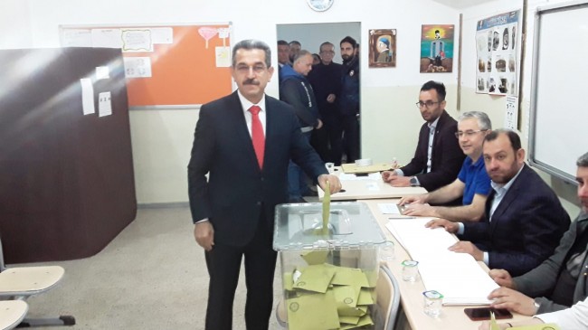 Vali Ekici vatandaşlık görevini yerine getirdi