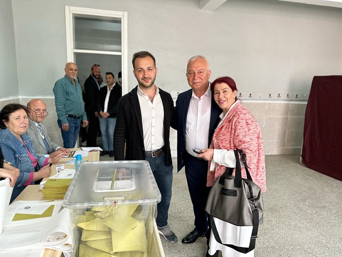 Oyunu eşi ve oğlu ile birlikte kullandı