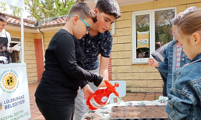 Toprağa minik ellerden ata tohumları