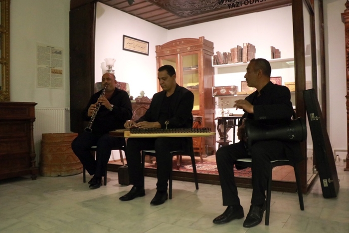 Roman müzisyenler müzede konser verdi, ziyaretçiler dans etti