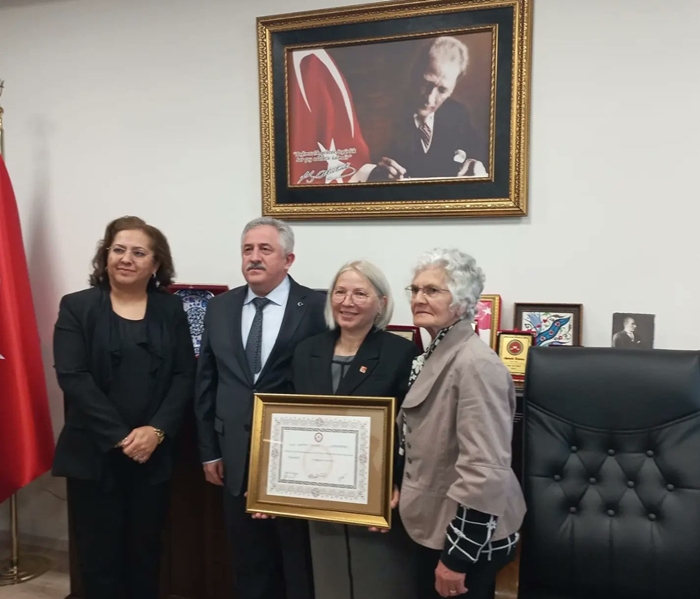 CHP’li Vekil Yontar mazbatasını alarak görevine başladı