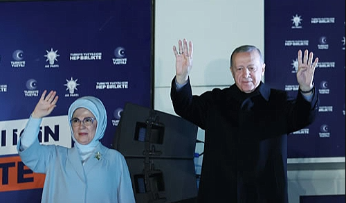Erdoğan; “Birileri mutfakta, biz de balkonda