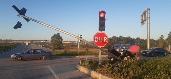 Rot başı çıkan araç sinyalizasyon direğini devirdi