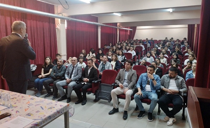 Çetin, kişisel deneyimlerini öğrencilerle paylaştı