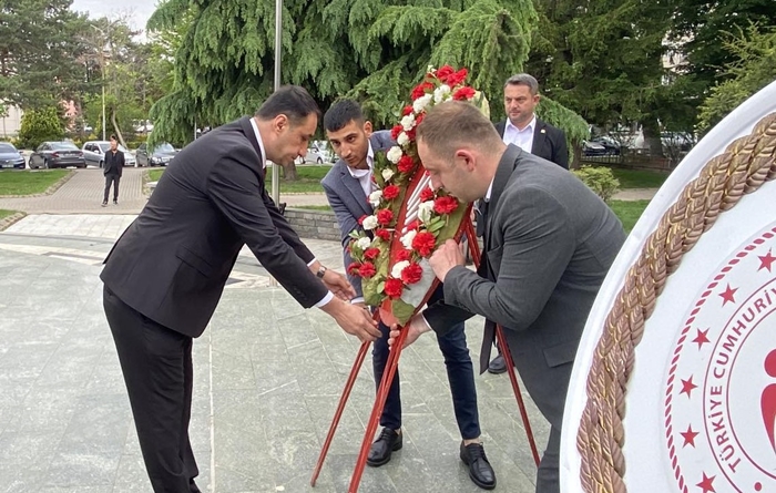 CHP’liler Atatürk Anıtına çelenk sundu