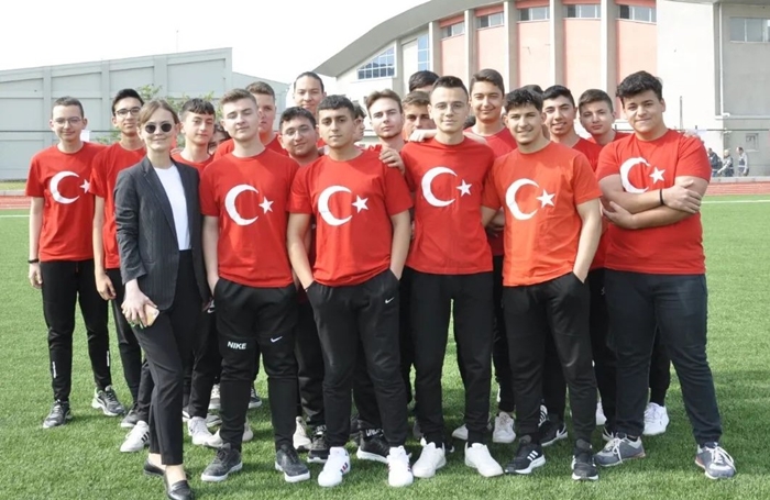 Anadolu Lisesi’nin bayrak gösterisine teşekkür