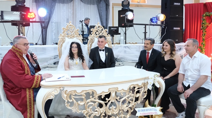 Vali Ekici Sedef ve Sezgin’in mutluluğuna ortak oldu