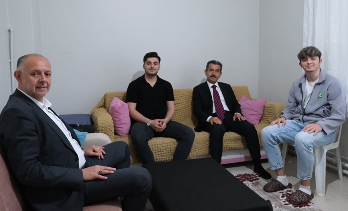 Vali Ekici gençler ile bir araya geldi