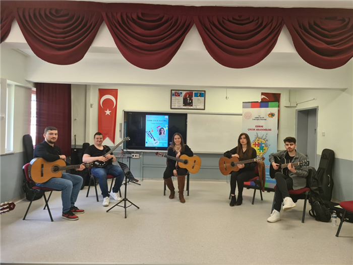 Lise öğrencilerinden gitar atölyesi etkinliğine yoğun ilgi