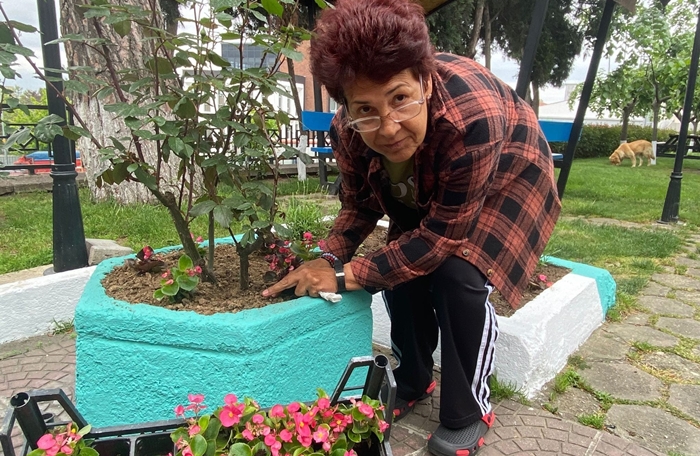 Huzurevi sakinleri çiçek ektiler