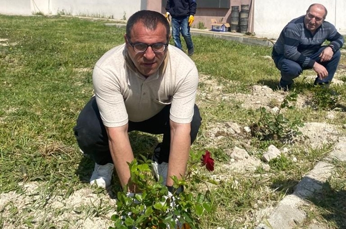 Özel gereksinimli bireyler çiçek ektiler