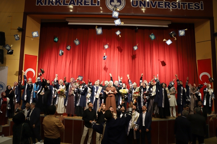 İlahiyat Fakültesinde mezuniyet sevinci