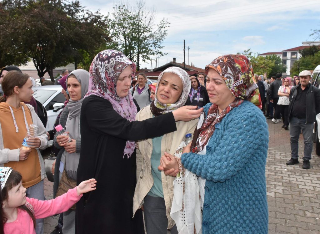 Kardelen, gözyaşları arasında toprağa verildi