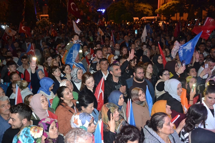 AK Partililer Kırklareli’nde sokaklara döküldü
