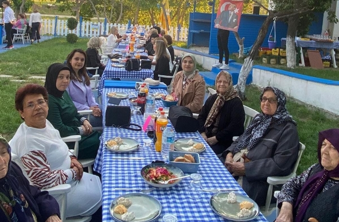 Huzurevi sakinleri çok özel bir yemek programına katıldılar