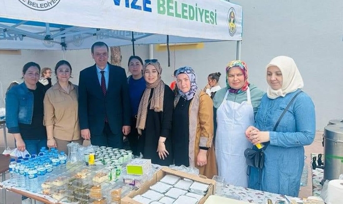 Başkan Özalp, Cumhuriyet İlkokulunun düzenlediği kermese katıldı