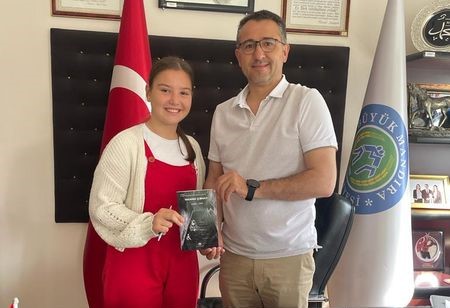Büyükmandıra Cumhuriyet Ortaokulu'nun gurur kaynağı Sırma Erdi