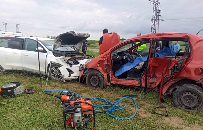 Kırklareli'de iki otomobil çarpıştı: 1 ölü, 4 yaralı
