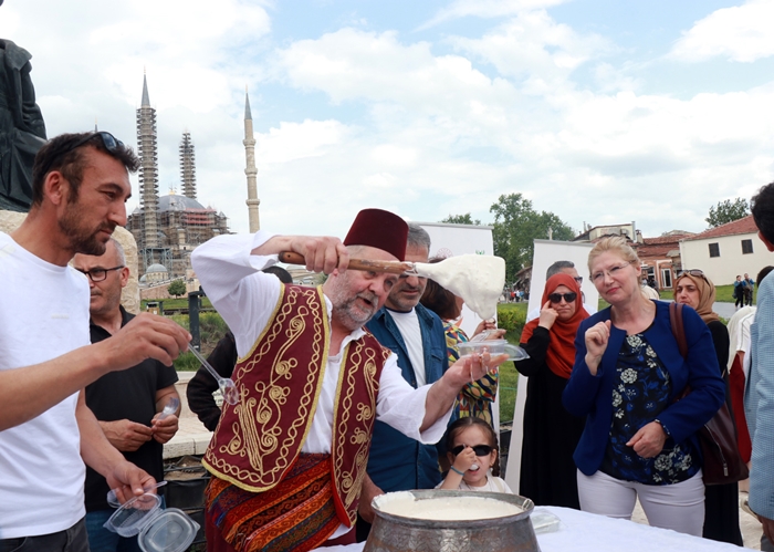 Edirne'de, 'Türk Mutfağı Haftası' saray lezzeti 'deva-i misk helvası' ikramıyla başladı
