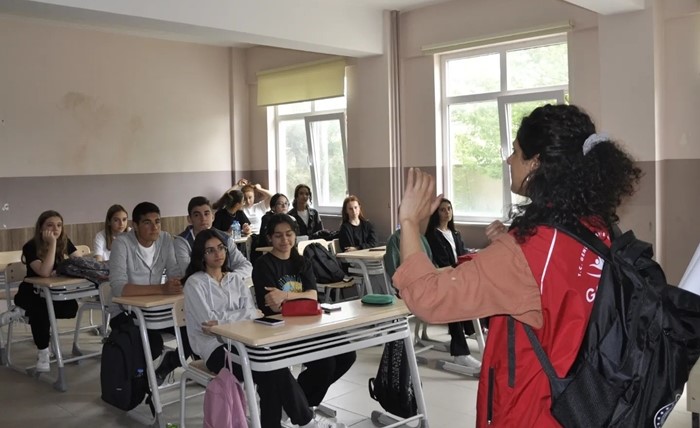 Öğrencilere GSB kamplarını anlatıyorlar