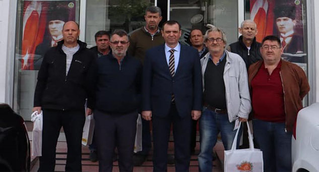Başkan Özalp emekli personele plaket verdi