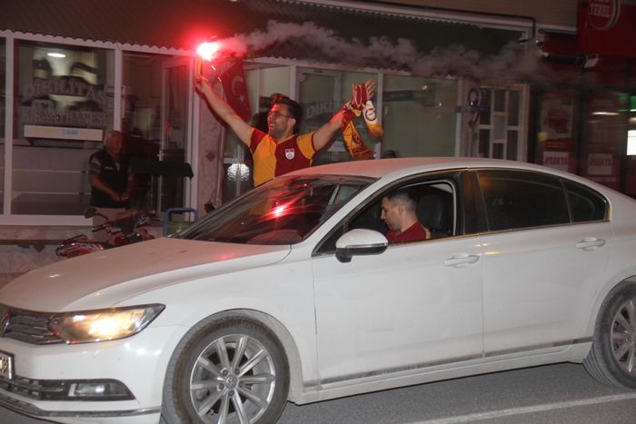Galatasaraylılardan şampiyonluk konvoyu