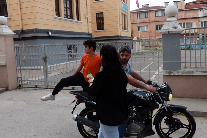 Edirne'de kimliğini evde unutan öğrenciyi motosikletiyle LGS'ye yetiştirdi