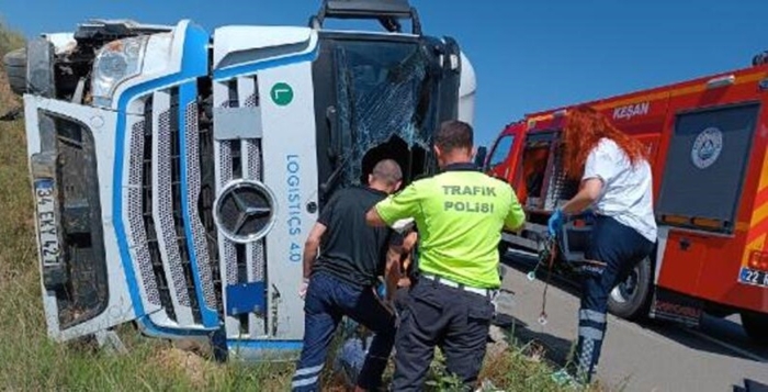 Edirne’de, devrilen TIR’ın şoförü yaşamını yitirdi