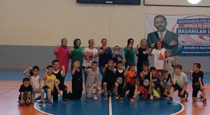Anneler ve çocukları basketbol maçında kıyasıya mücadele etti
