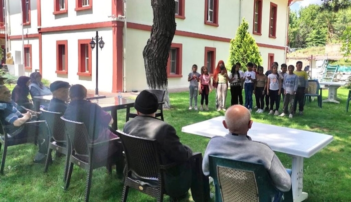 Öğrenciler huzurevi sakinlerini ziyaret ettiler