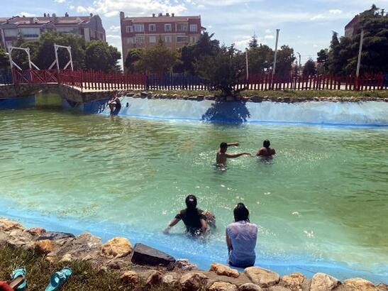 Edirne'de çocuklar suni gölete girip serinledi