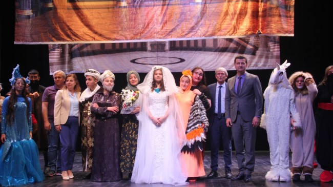 Öğrencilerin performansına seyirciden tam not