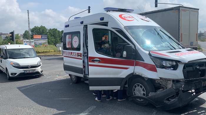 Otomobille çarpışan ambulansta 2 sağlık personeli yaralandı