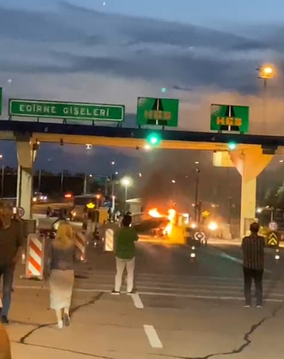 TEM'de gişelere çarpan alkollü sürücünün kullandığı otomobil alev alev yandı; o anlar kamerada