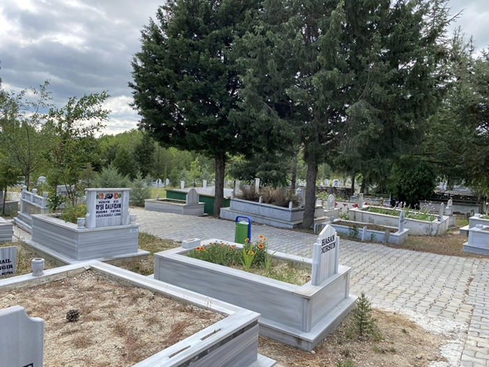 Kaynarca’da mezarlıklara bakım çalışması yapıldı