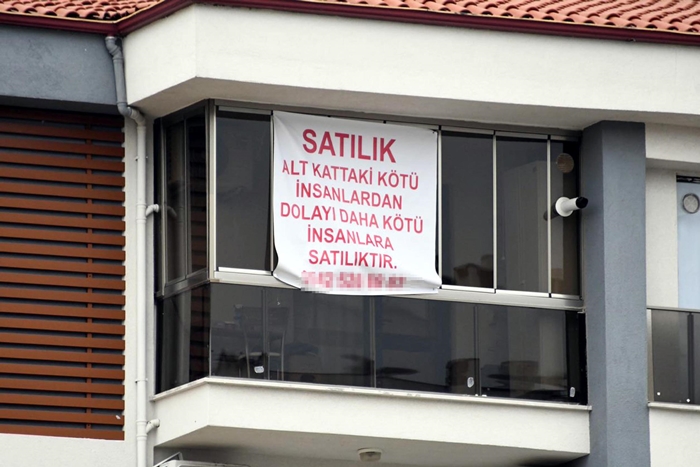Komşunun dairesine astığı 'Daha kötü insanlara satılıktır' yazısını mahkeme kararıyla kaldırttı