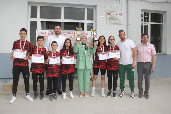 Madalyalarını Kaymakam Büyükkılıç takdim etti