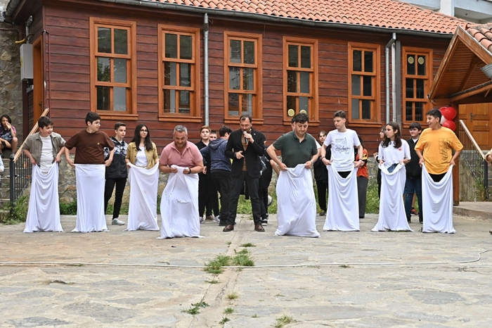 Başkan Yüksel öğrencilerin eğlencesine ortak oldu