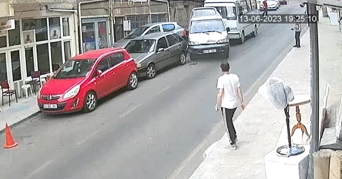 El freni çekilmeyen minibüsün park halindeki araçlara çarptığı kaza kamerada