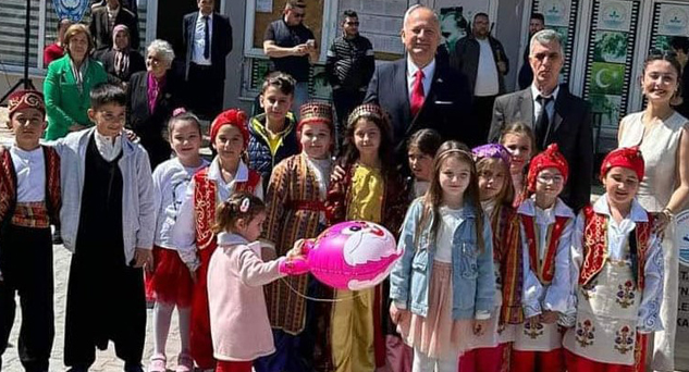 Karne heyecanı yaşayan öğrencileri tebrik etti