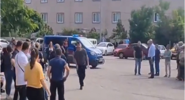 Depremzede öğrenciyi sınava 1 dakika kala Jandarma devriyesi yetiştirdi