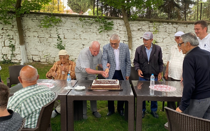 Huzurevi sakinlerine özel babalar günü etkinliği
